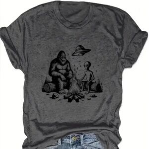 Bigfoot Alien Campfire Graphic Tee Shirt 2XL UFO Sasquatch Gray T-Shirt NWT
